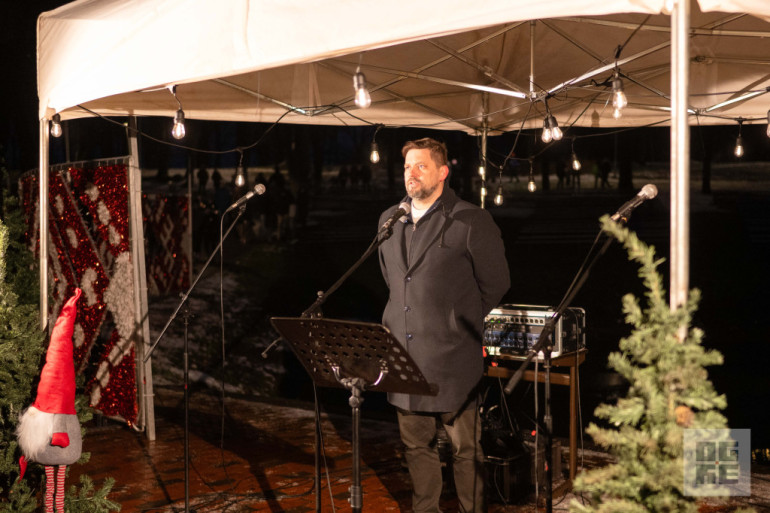 FOTO: Ogres novadā iemirdzas Ziemassvētku rotājumi un svētku egles