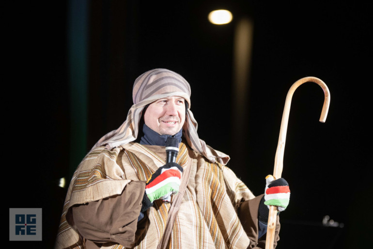 FOTO: Ogres novadā iemirdzas Ziemassvētku rotājumi un svētku egles