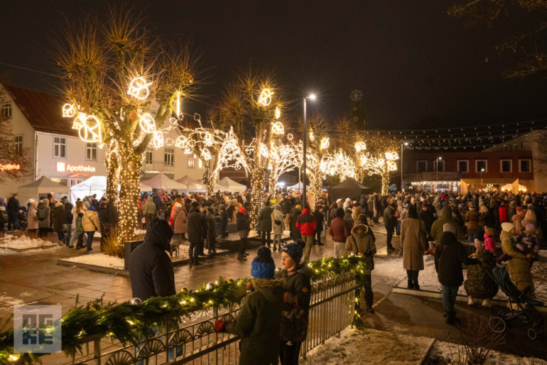 FOTO: Ogres novadā iemirdzas Ziemassvētku rotājumi un svētku egles
