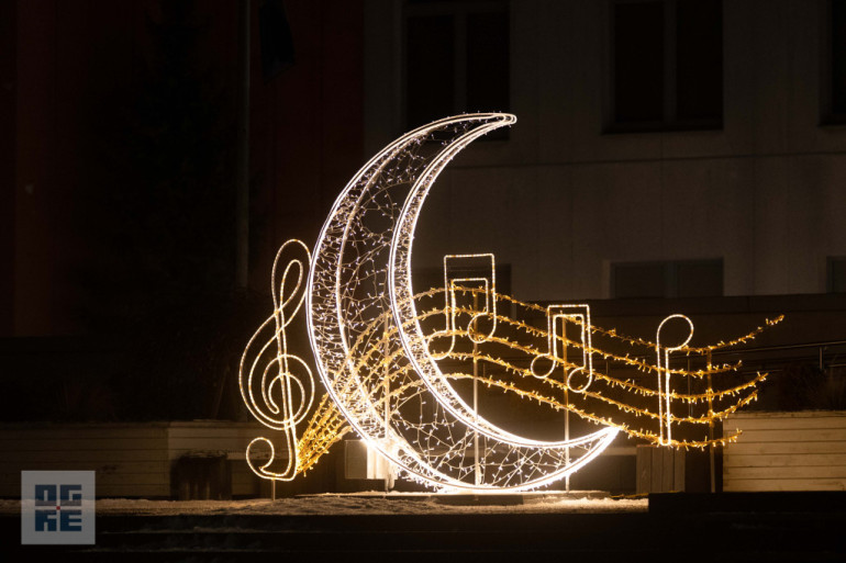 FOTO: Ogres novadā iemirdzas Ziemassvētku rotājumi un svētku egles