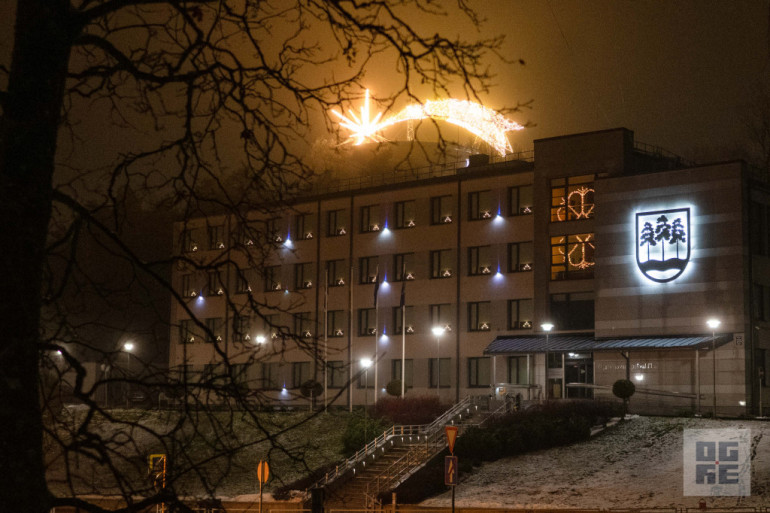 FOTO: Ogres novadā iemirdzas Ziemassvētku rotājumi un svētku egles