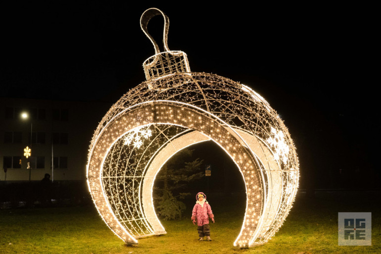 FOTO: Ogres novadā iemirdzas Ziemassvētku rotājumi un svētku egles