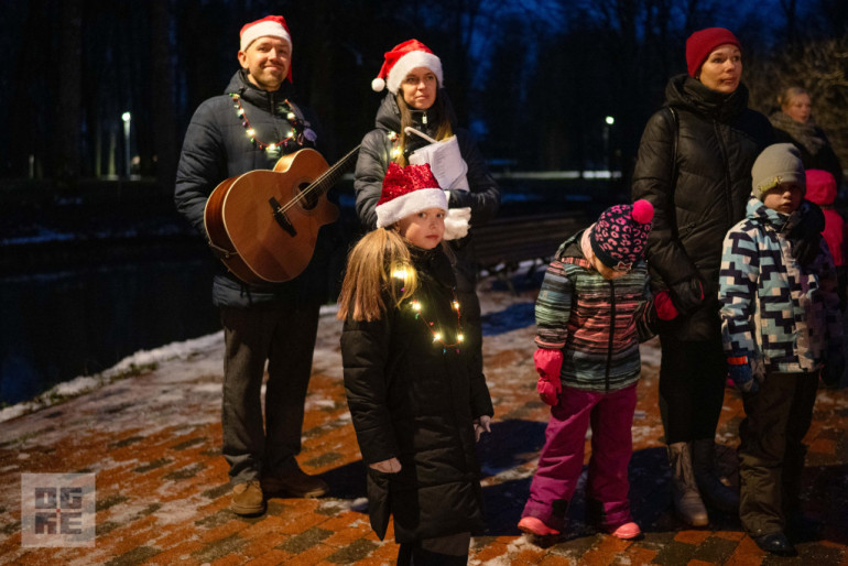 FOTO: Ogres novadā iemirdzas Ziemassvētku rotājumi un svētku egles