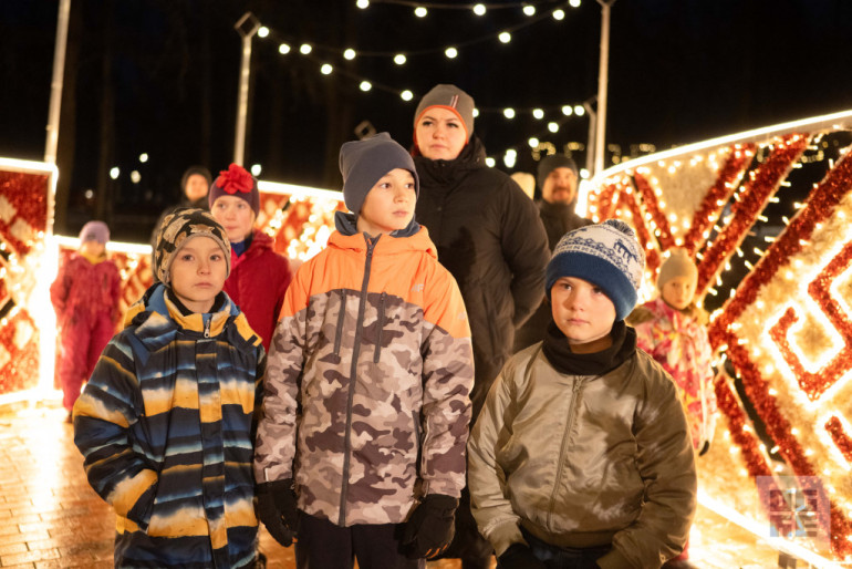 FOTO: Ogres novadā iemirdzas Ziemassvētku rotājumi un svētku egles