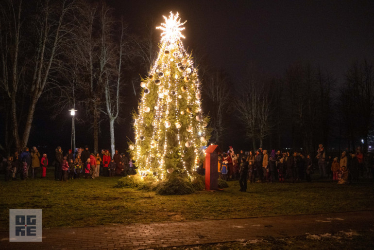 FOTO: Ogres novadā iemirdzas Ziemassvētku rotājumi un svētku egles