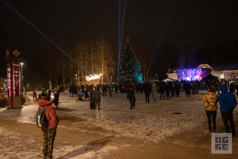 FOTO: Ogres novadā iemirdzas Ziemassvētku rotājumi un svētku egles