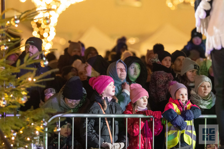 FOTO: Ogres novadā iemirdzas Ziemassvētku rotājumi un svētku egles