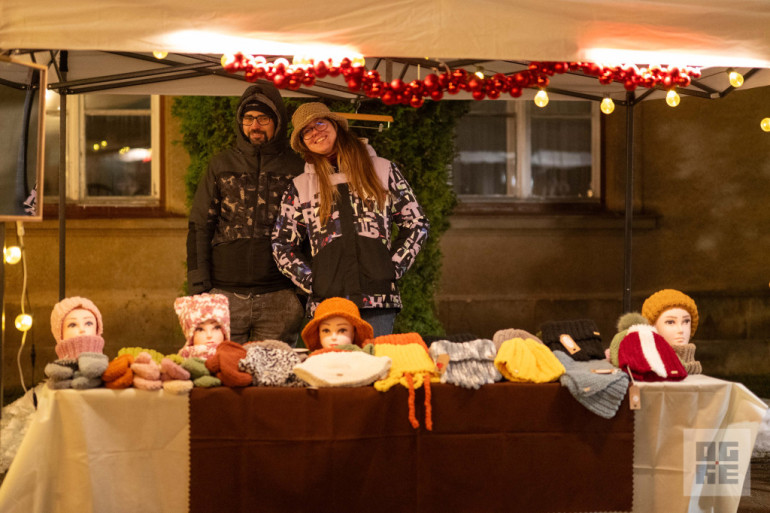 FOTO: Ogres novadā iemirdzas Ziemassvētku rotājumi un svētku egles