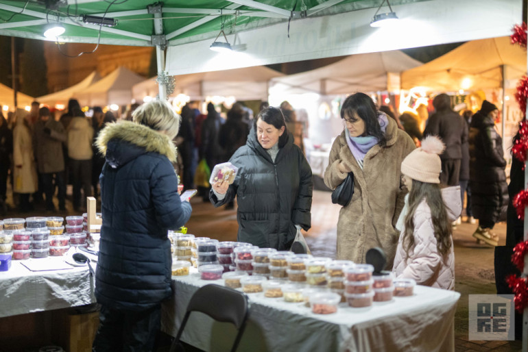 FOTO: Ogres novadā iemirdzas Ziemassvētku rotājumi un svētku egles