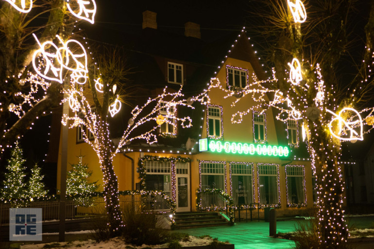 FOTO: Ogres novadā iemirdzas Ziemassvētku rotājumi un svētku egles