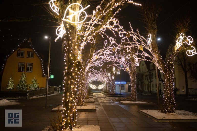 FOTO: Ogres novadā iemirdzas Ziemassvētku rotājumi un svētku egles