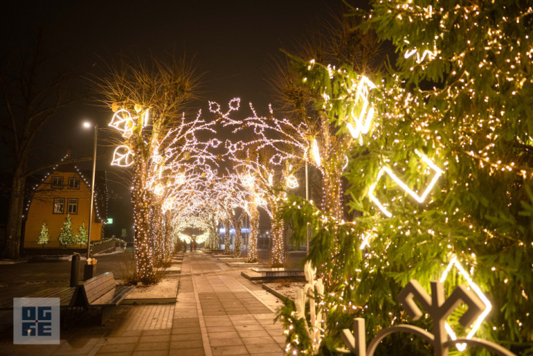 FOTO: Ogres novadā iemirdzas Ziemassvētku rotājumi un svētku egles