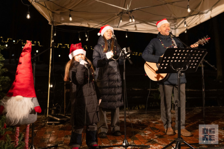 FOTO: Ogres novadā iemirdzas Ziemassvētku rotājumi un svētku egles