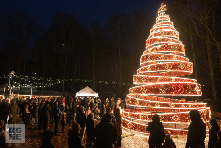 FOTO: Ogres novadā iemirdzas Ziemassvētku rotājumi un svētku egles
