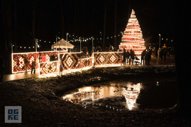 FOTO: Ogres novadā iemirdzas Ziemassvētku rotājumi un svētku egles