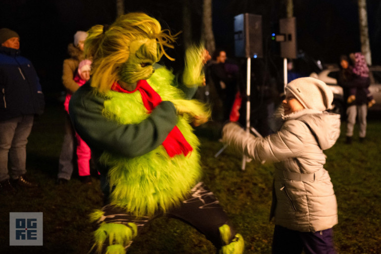 FOTO: Ogres novadā iemirdzas Ziemassvētku rotājumi un svētku egles