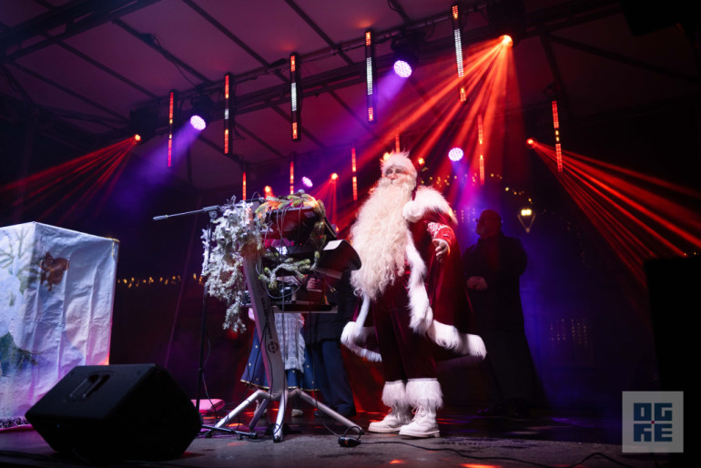 FOTO: Ogres novadā iemirdzas Ziemassvētku rotājumi un svētku egles