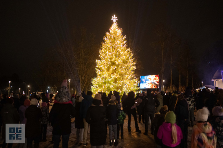 FOTO: Ogres novadā iemirdzas Ziemassvētku rotājumi un svētku egles