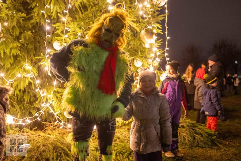 FOTO: Ogres novadā iemirdzas Ziemassvētku rotājumi un svētku egles