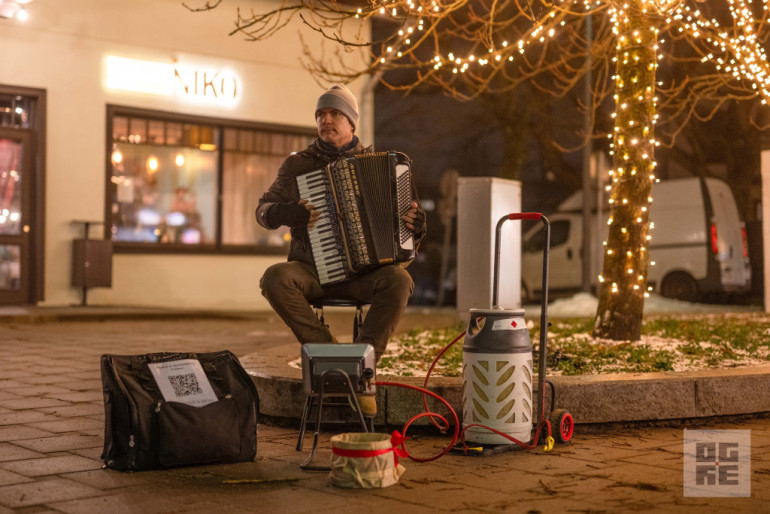 FOTO: Ogres novadā iemirdzas Ziemassvētku rotājumi un svētku egles