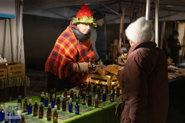 FOTO: Ogres novadā iemirdzas Ziemassvētku rotājumi un svētku egles