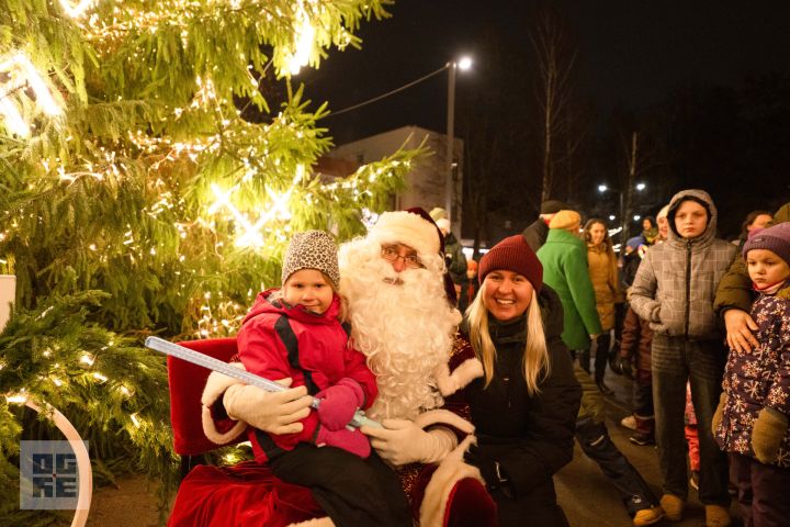 FOTO: Ogres novadā iemirdzas Ziemassvētku rotājumi un svētku egles
