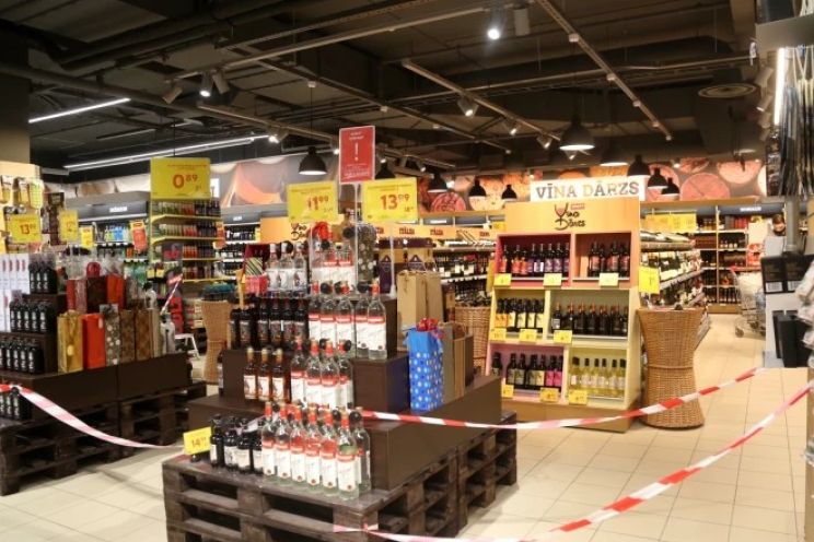 Attēls rakstam: Alkohola ierobežojumi trāpa mazumtirgotājiem: mazie veikali sāk aizvērt durvis