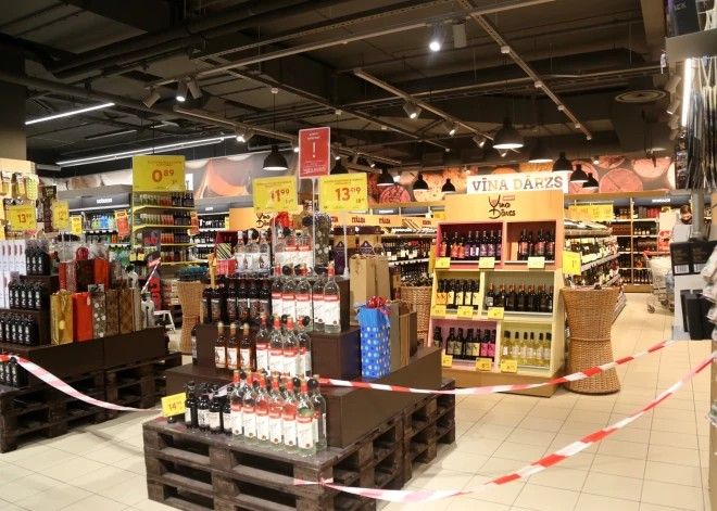 Alkohola ierobežojumi trāpa mazumtirgotājiem: mazie veikali sāk aizvērt durvis