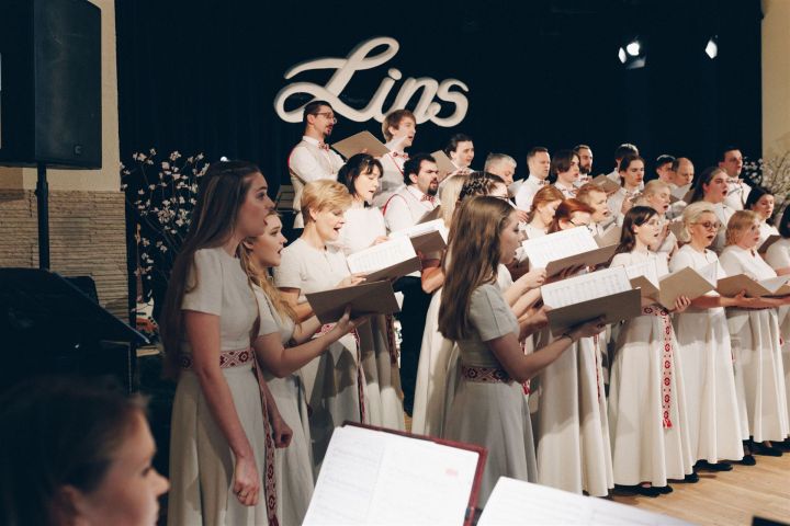Kora "Lins" labdarības koncerts "Ģērbies, saule, sudrabota"