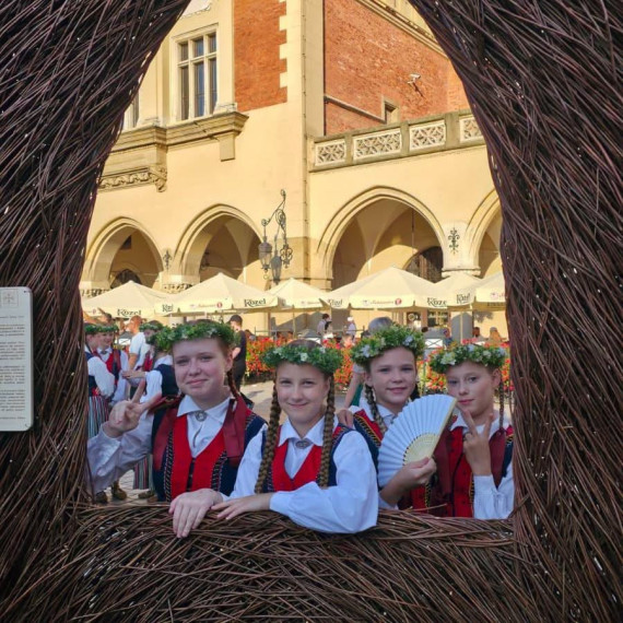FOTO: Ogrēnieši iekaro Krakovu ar latviešu deju – “Dzītariņš” mājās pārved kausu