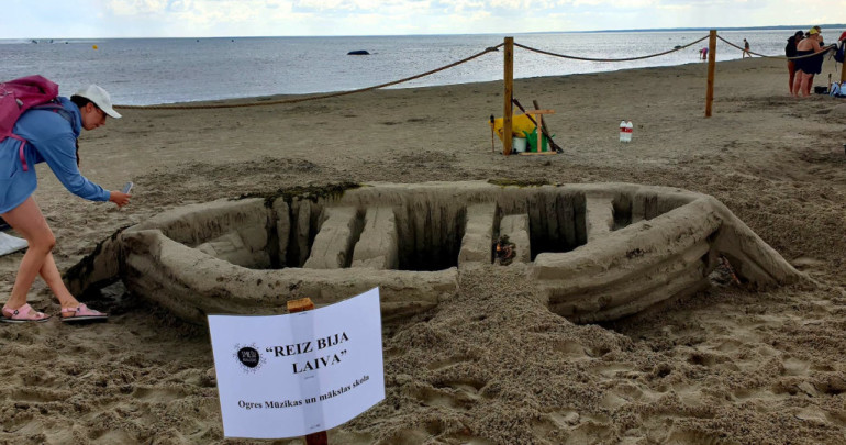 FOTO: Ogrēnietes kļūst par “smilšu pavēlniecēm” un no Engures pārved simpātiju balvu