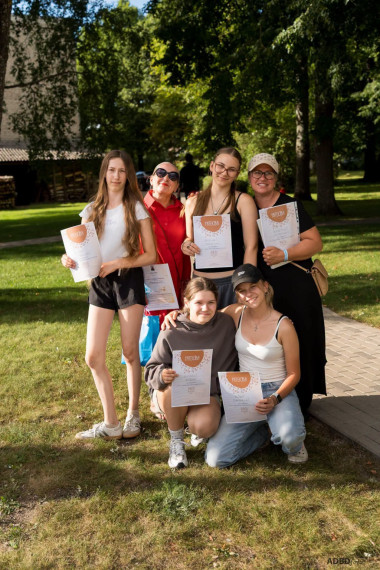 FOTO: Ogrēnietes kļūst par “smilšu pavēlniecēm” un no Engures pārved simpātiju balvu