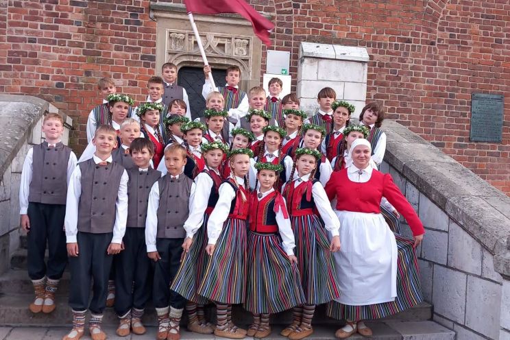 Attēls rakstam: FOTO: Ogrēnieši iekaro Krakovu ar latviešu deju – “Dzītariņš” mājās pārved kausu