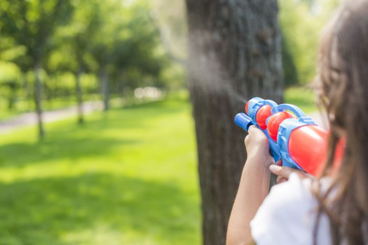 Ikšķilē šaudās ar plastmasas pistolēm