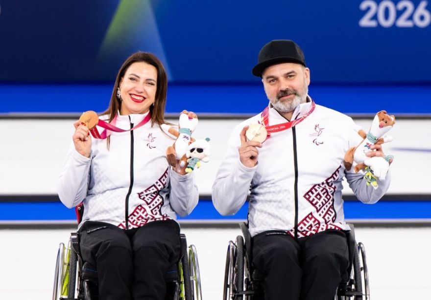 Rožkova un Lasmans izcīna Latvijai pirmo medaļu ziemas paralimpiskajās spēlēs
