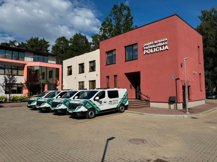 FOTO: Ogres policija izbrauks ielās ar jaunām un "gudrām" automašīnām