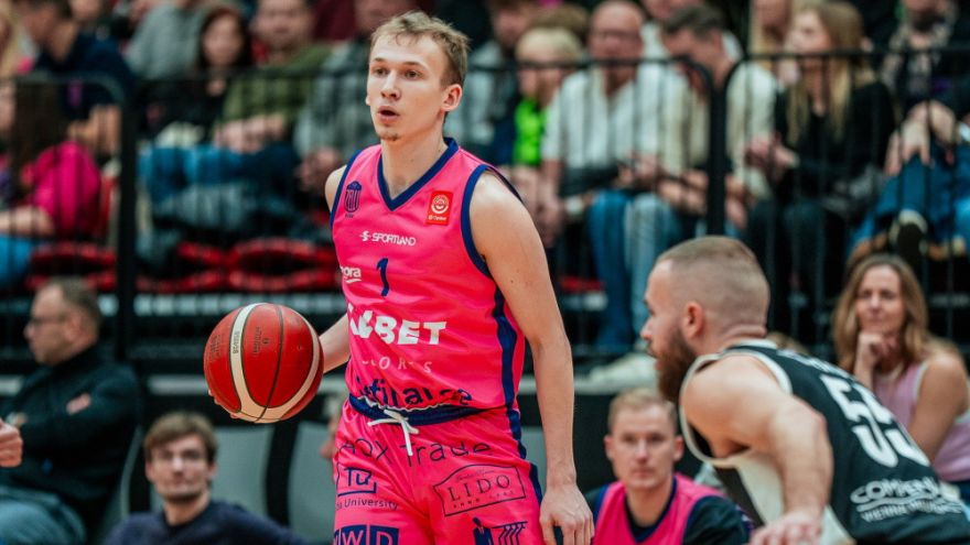 Basketbolists Juris Vītols paralēli obligātajam dienestam karjeru turpinās Ogres komandā
