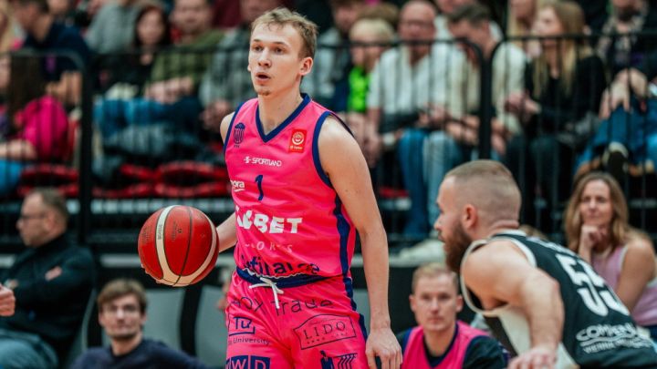 Basketbolists Juris Vītols paralēli obligātajam dienestam karjeru turpinās Ogres komandā