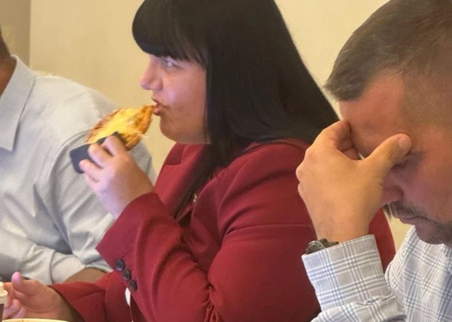 Ogres novada deputāti spiesti strādāt pusbadā, nespējot tikt uz tualeti. Ko par to saka paši deputāti?