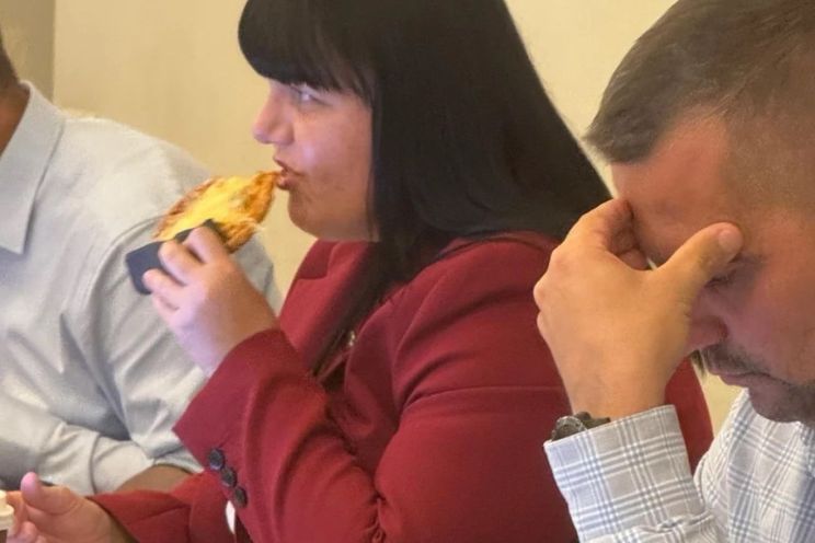 Attēls rakstam: Ogres novada deputāti spiesti strādāt pusbadā, nespējot tikt uz tualeti. Ko par to saka paši deputāti?