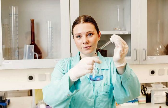 Jaunie ķīmijas un bioloģijas skolotāji var pieteikties 3000 eiro stipendijai