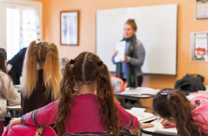 Visās skolās vienota sistēma un nebūs pārsteiguma pārbaudes darbu – kas mainās skolēnu vērtēšanā