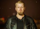 Attēls rakstam: Atim Ieviņam ģitāras krājas kaudzē kā trofejas un atgādina par brīžiem, kad emocijas uzvar loģiku