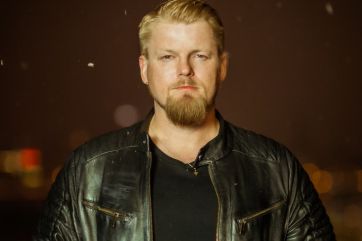 Attēls rakstam: Atim Ieviņam ģitāras krājas kaudzē kā trofejas un atgādina par brīžiem, kad emocijas uzvar loģiku