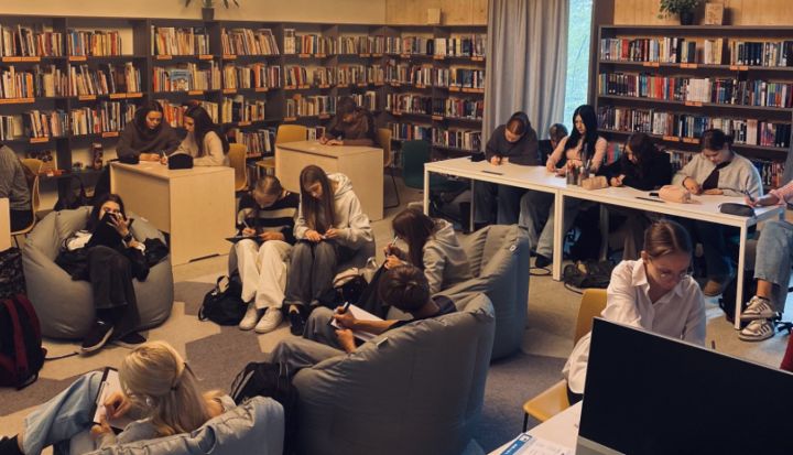 Foto: Ogres Centrālā bibliotēka realizē projektu par jauniešu iesaisti grāmatniecībā