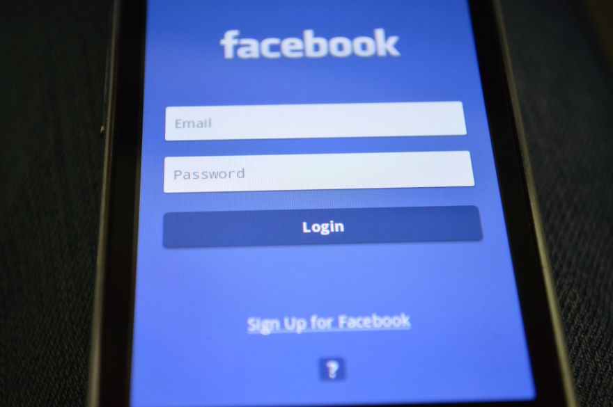 "Facebook" lietotāji sūdzas par darbības traucējumiem. Ar ko saistītas galvenās problēmas?