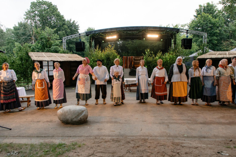 Līgo atblāzmas fotogrāfijās: Ogres teātris ar "Skroderdienām Silmačos" priecējis ropažniekus