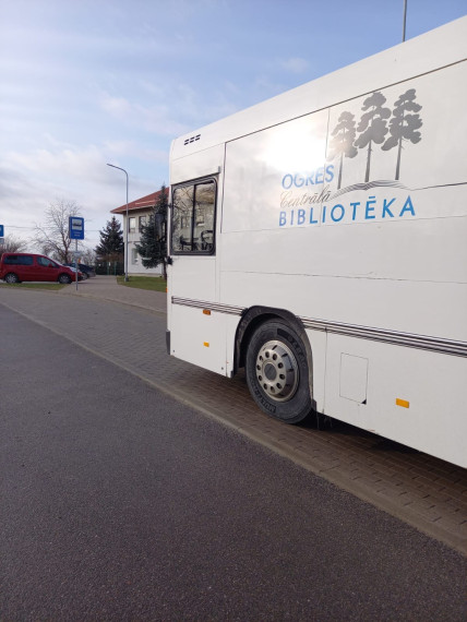FOTO: Bibliobuss viesojies Tīnūžu sākumskolā