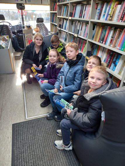 FOTO: Bibliobuss viesojies Tīnūžu sākumskolā
