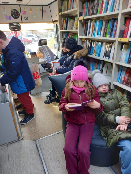 FOTO: Bibliobuss viesojies Tīnūžu sākumskolā